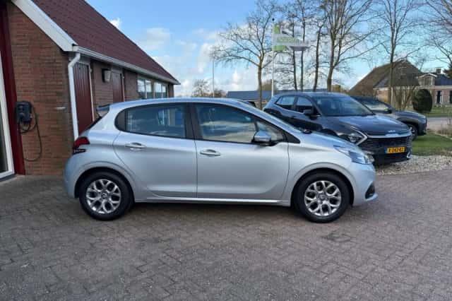 Peugeot 208 (2016) thumbnail 2