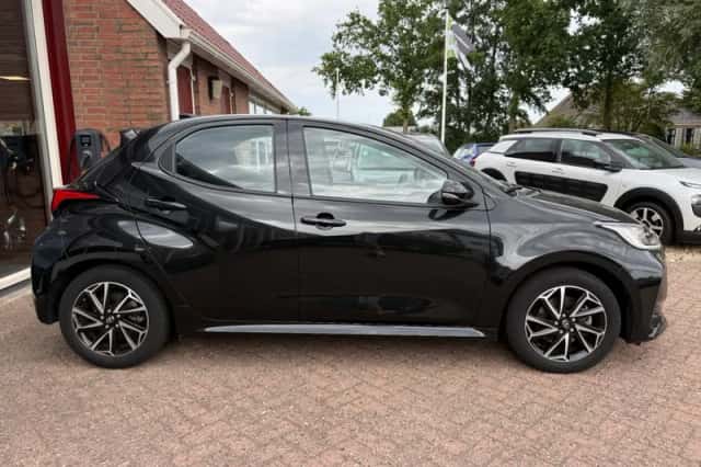 Toyota Yaris (2022) thumbnail 2