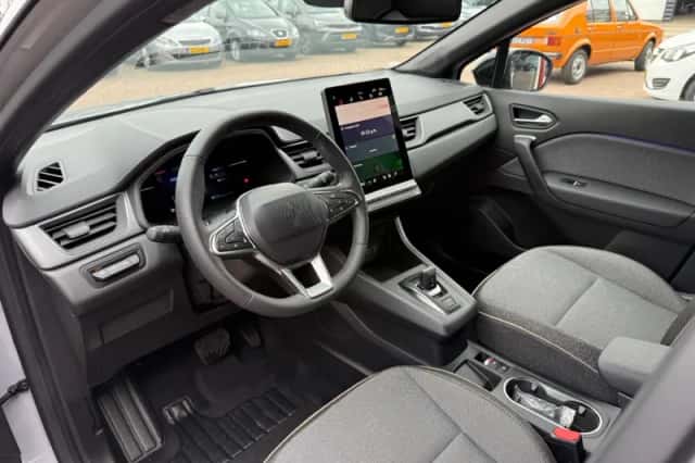 Renault Captur (2025) thumbnail 4