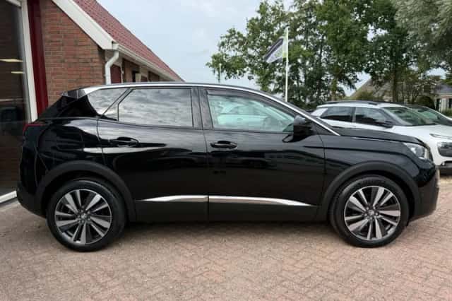 Peugeot 3008 (2018) thumbnail 2