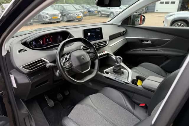 Peugeot 3008 (2018) thumbnail 4
