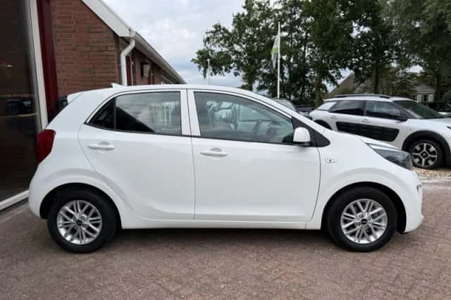 Kia Picanto (2024) thumbnail 2
