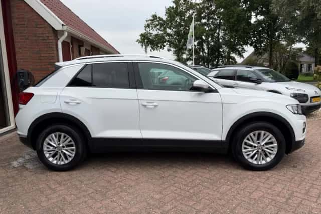 Volkswagen T-Roc (2019) thumbnail 2