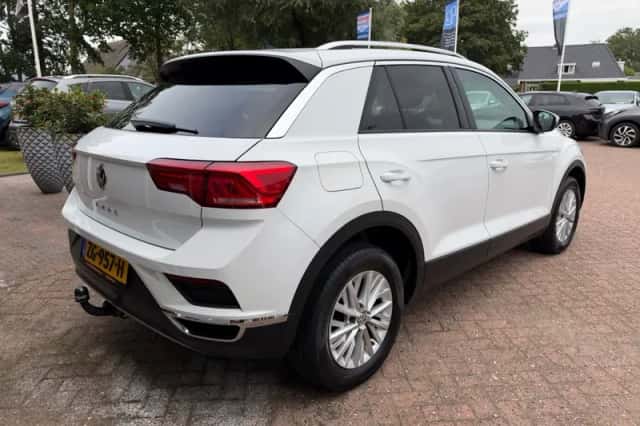 Volkswagen T-Roc (2019) thumbnail 3