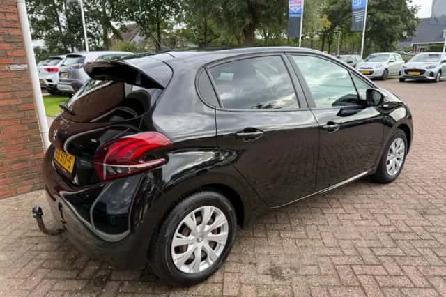 Peugeot 208 (2015) thumbnail 3