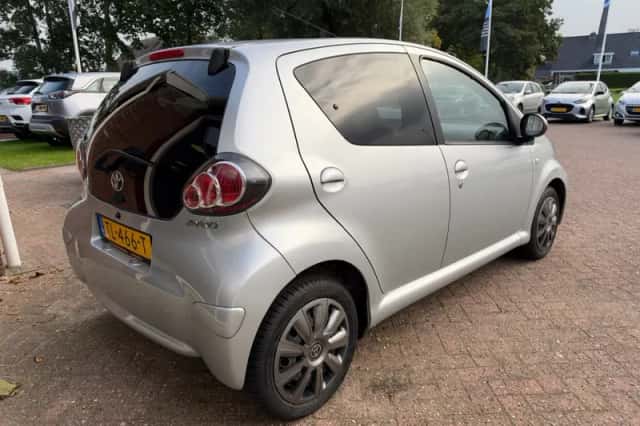 Toyota Aygo (2012) thumbnail 3
