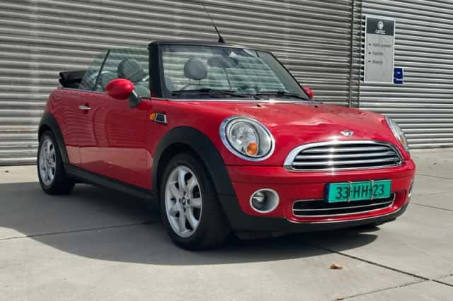 MINI Cabrio (2010) thumbnail 2
