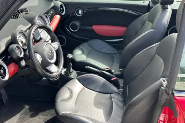 MINI Cabrio (2010) thumbnail 6