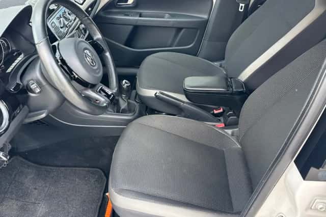 Volkswagen Up! (2016) thumbnail 6
