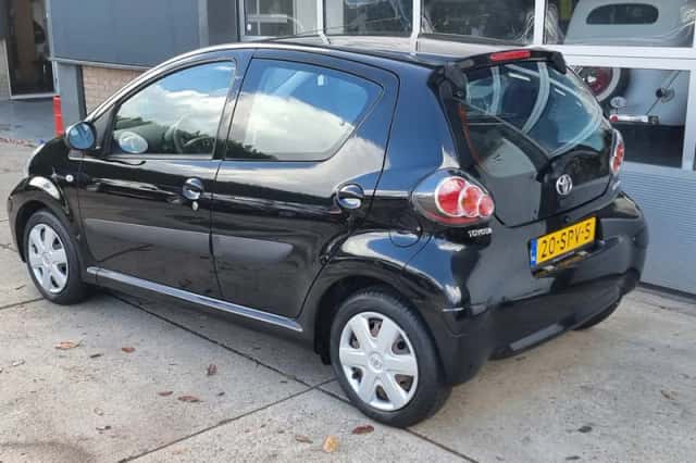 Toyota Aygo (2010) thumbnail 3