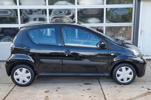 Toyota Aygo (2010) thumbnail 6