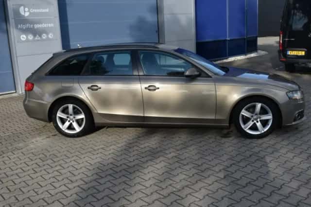 Audi A4 (2010) thumbnail 5