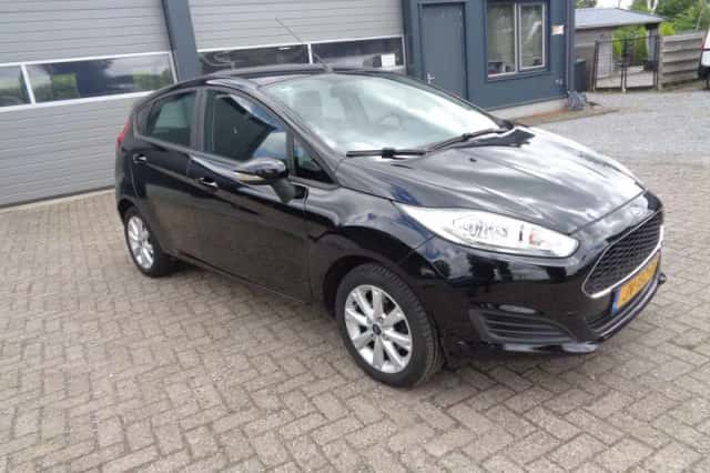 Ford Fiesta (2016) thumbnail 3