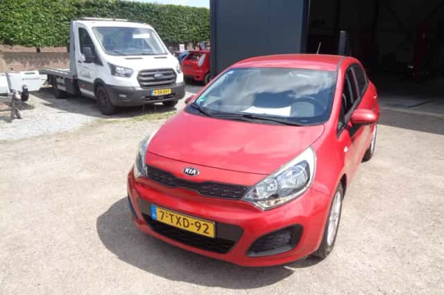 Kia Rio (2014) thumbnail 2