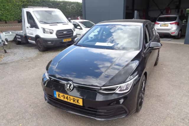 Volkswagen Golf (2021) thumbnail 2