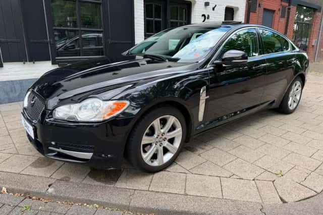 Jaguar XF (2010) thumbnail 1