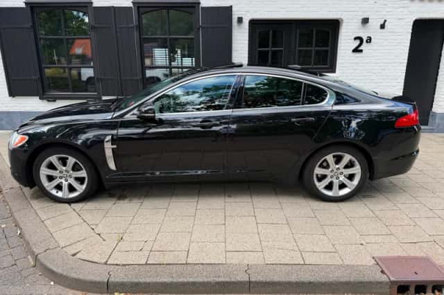 Jaguar XF (2010) thumbnail 2
