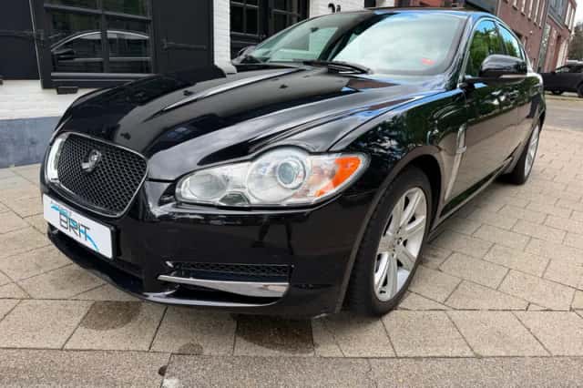 Jaguar XF (2010) thumbnail 3