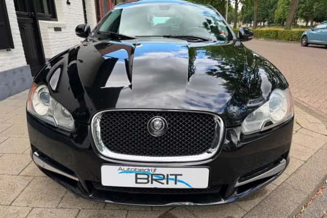 Jaguar XF (2010) thumbnail 4