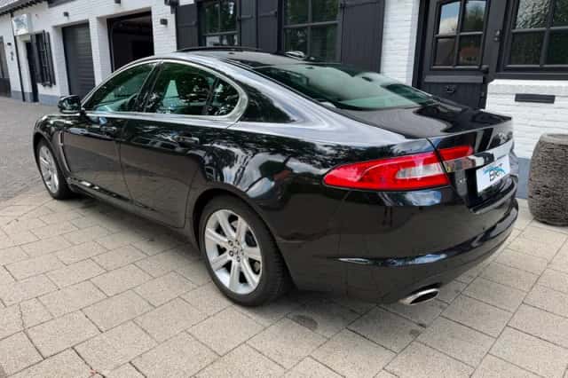 Jaguar XF (2010) thumbnail 5