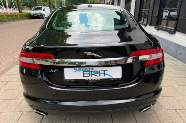Jaguar XF (2010) thumbnail 6