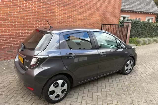 Toyota Yaris (2013) thumbnail 2