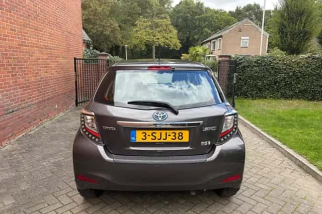 Toyota Yaris (2013) thumbnail 3