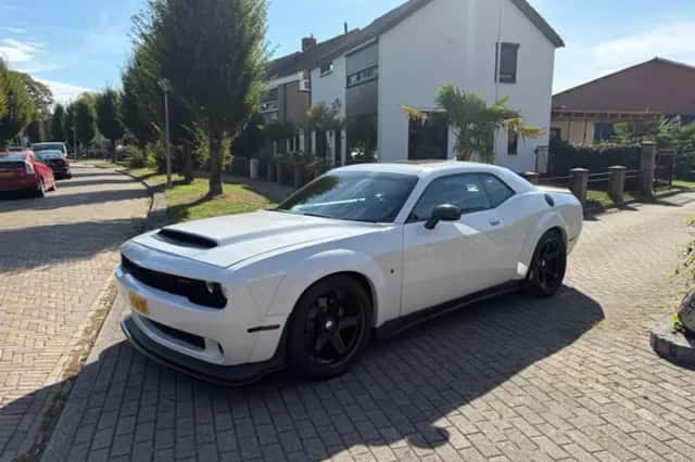 Dodge Challenger (2015) thumbnail 2