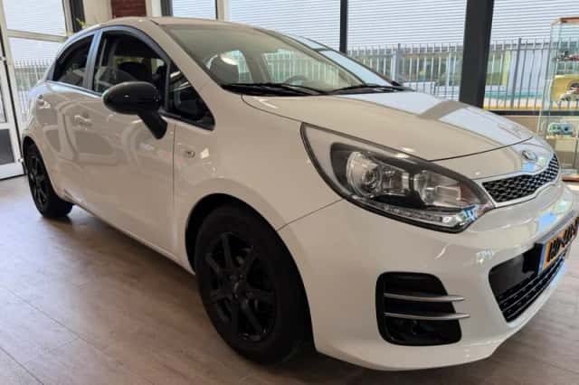 Kia Rio (2015) thumbnail 6