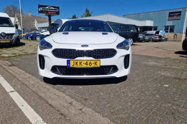 Kia Stinger (2019) thumbnail 2