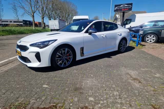 Kia Stinger (2019) thumbnail 3