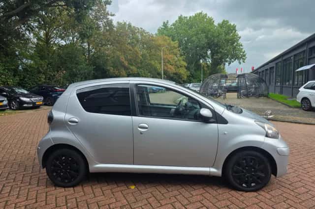 Toyota Aygo (2011) thumbnail 2