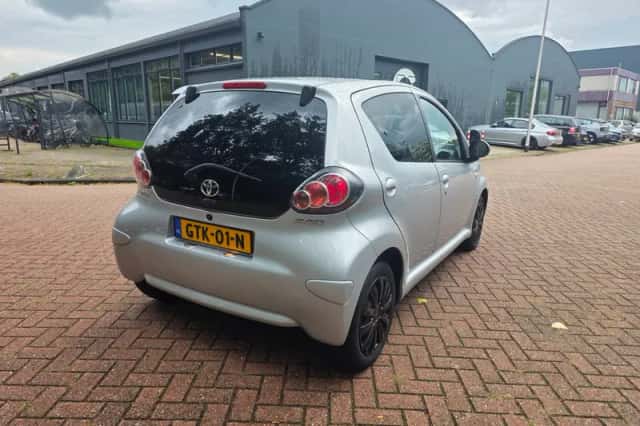 Toyota Aygo (2011) thumbnail 3