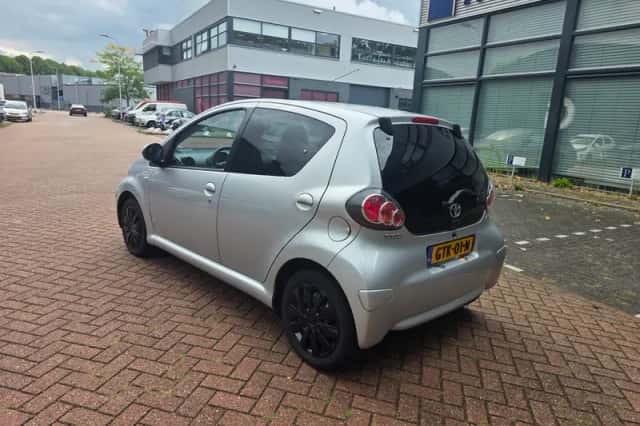 Toyota Aygo (2011) thumbnail 5