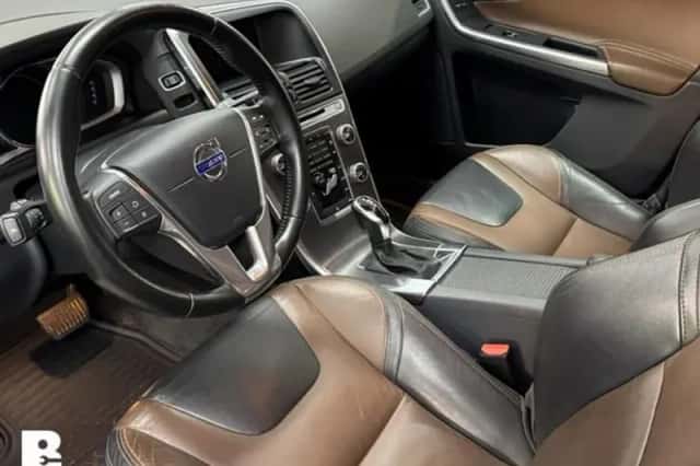 Volvo XC60 (2016) thumbnail 3