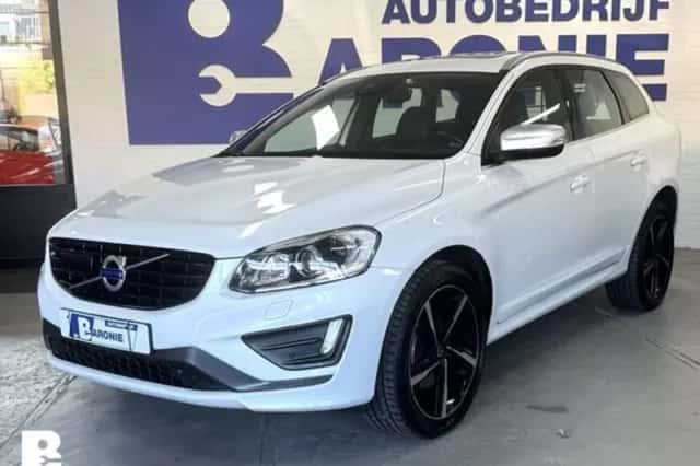 Volvo XC60 (2016) thumbnail 3