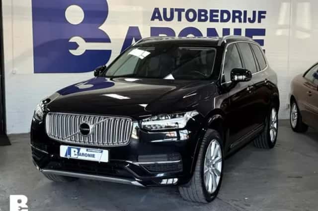 Volvo XC90 (2016) thumbnail 2