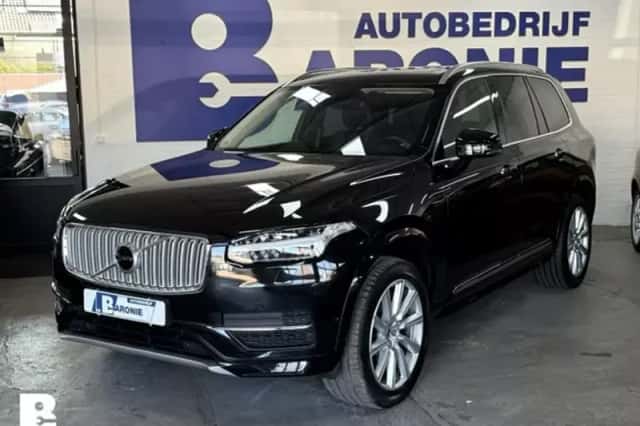 Volvo XC90 (2016) thumbnail 3