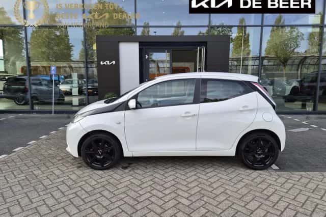 Toyota Aygo (2015) thumbnail 1