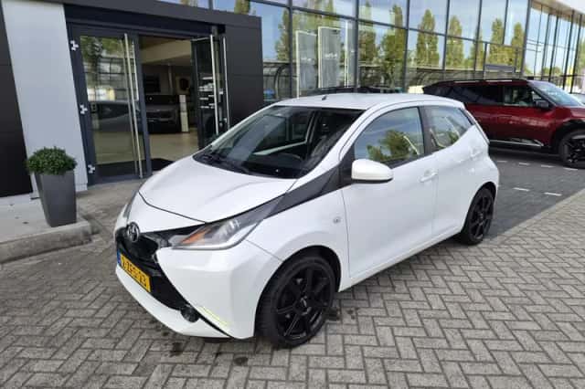 Toyota Aygo (2015) thumbnail 2