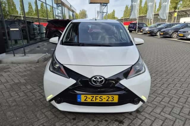 Toyota Aygo (2015) thumbnail 3