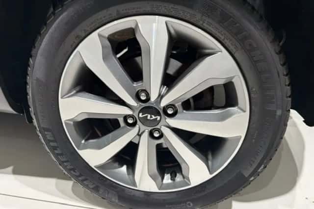 Kia Stonic (2023) thumbnail 4