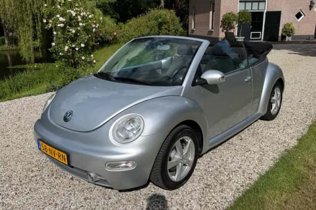 Volkswagen New Beetle (2004) thumbnail 2