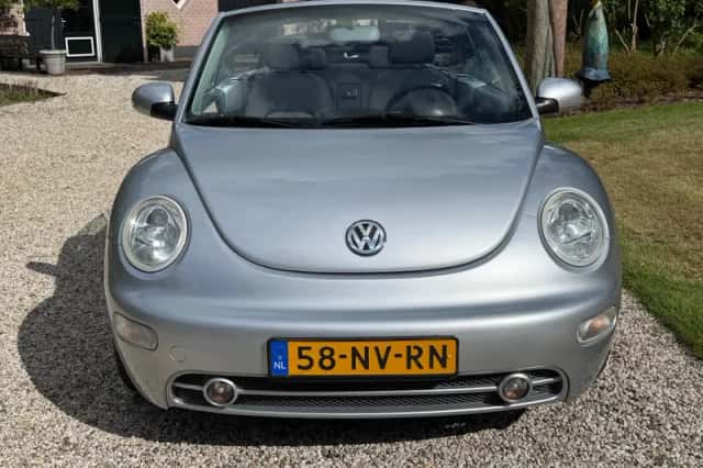 Volkswagen New Beetle (2004) thumbnail 3