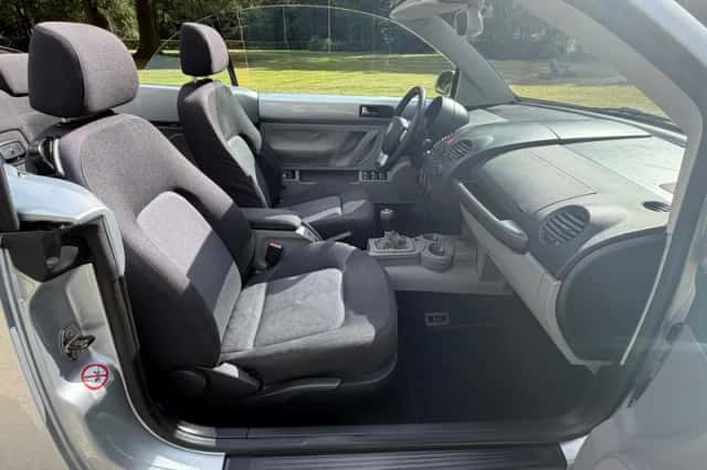 Volkswagen New Beetle (2004) thumbnail 4