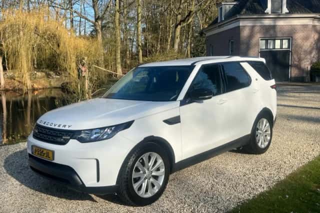 Land Rover Discovery (2017) thumbnail 1