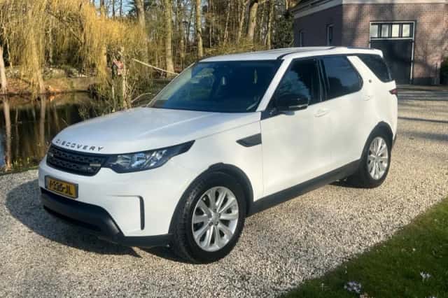 Land Rover Discovery (2017) thumbnail 2