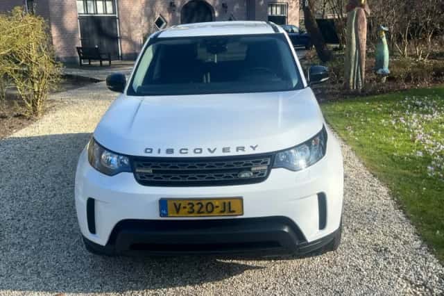 Land Rover Discovery (2017) thumbnail 3