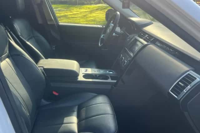 Land Rover Discovery (2017) thumbnail 4