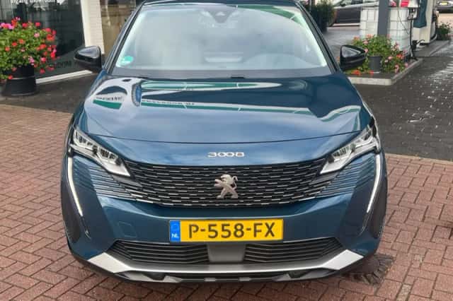 Peugeot 3008 (2022) thumbnail 3